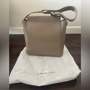 Everlane Form bag beige